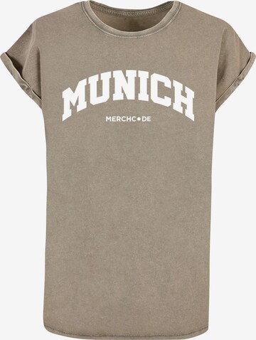 Merchcode Shirt 'Munich Wording' in Bruin: voorkant