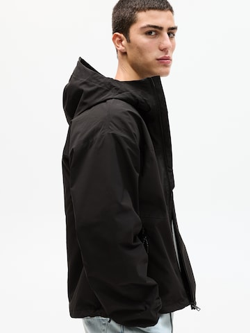 Veste mi-saison Pull&Bear en noir : devant