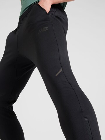 Tapered Pantaloni sportivi 'Tenacity' di new balance in nero