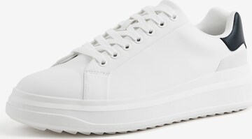 Sneaker low de la Bershka pe alb: față