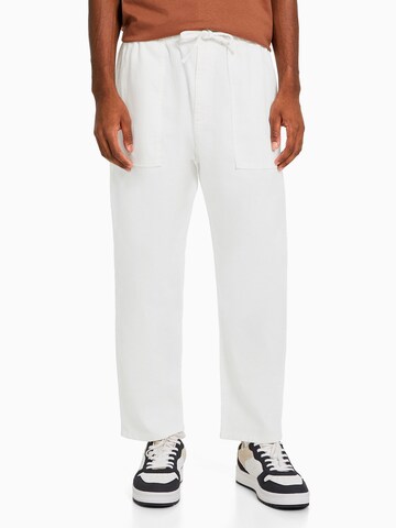 Bershka Lużny krój Spodnie w kolorze biały: przód