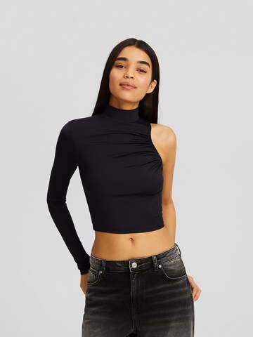 Tricou de la Bershka pe negru: față