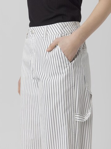 Regular Pantalon 'Carly' VERO MODA en blanc