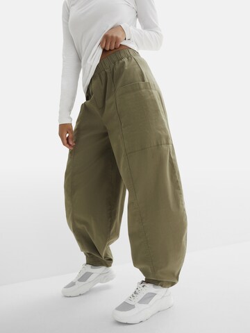 Loosefit Pantaloni di bonprix in verde