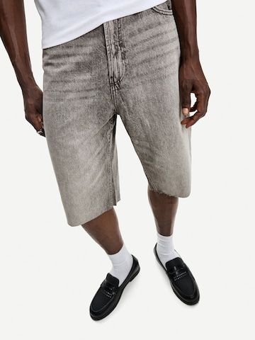 Baggy Jeans de la Bershka pe gri: față