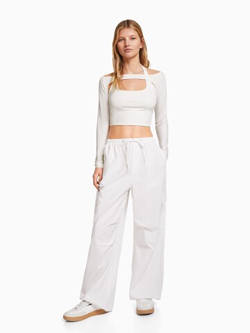 Tricou de la Bershka pe alb