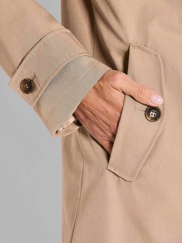 Goldner Mantel in Beige