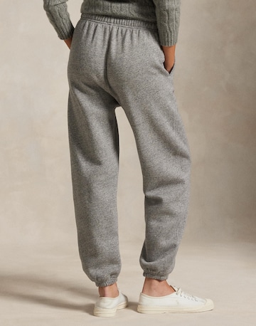 Polo Ralph Lauren Tapered Housut 'ARCTIC ' värissä harmaa