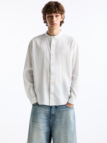 Fit confort Chemise Pull&Bear en blanc : devant