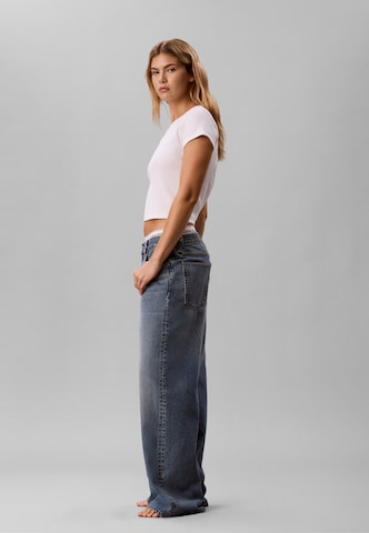 Calvin Klein Jeans Široke hlačnice Kavbojke | modra barva: ob strani