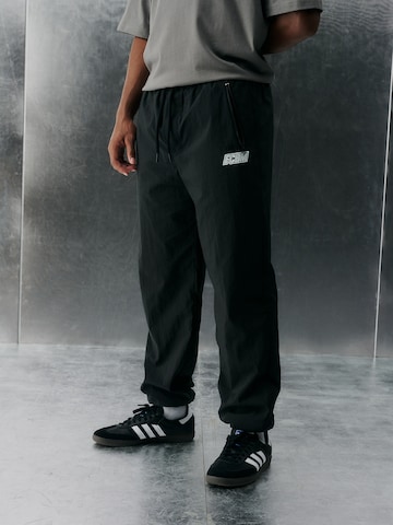 FCBM Tapered Pants 'Enzo' in Black: front
