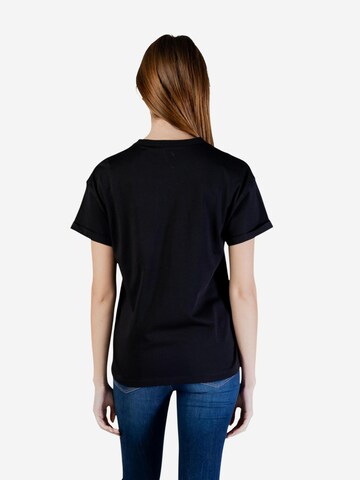 Maglietta 'SS CN POCKET G LOGO TEE W6GI17 K3037' di GUESS in nero