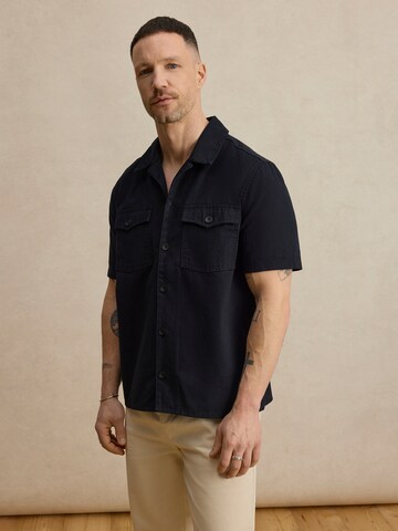 DAN FOX APPAREL Comfort Fit Риза 'Nelson' в черно: отпред