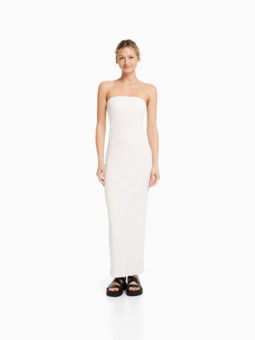 Robe de soirée Bershka en blanc