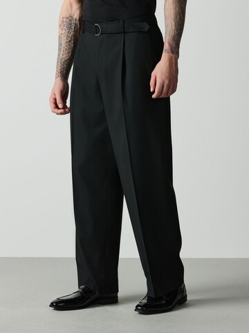 Loosefit Pantaloni con piega frontale di Next in nero: frontale