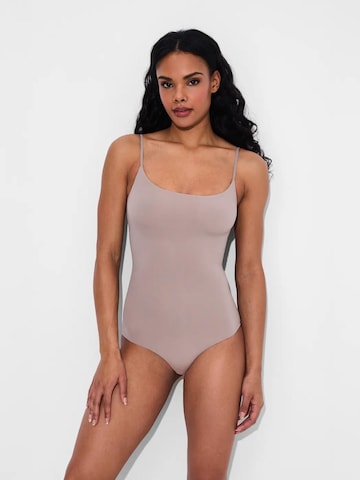 cfab (formerly creamy fabrics) - Body moldeador 'Cami Bodysuit mit String' en oro: frente
