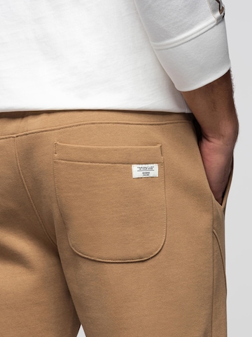 Effilé Pantalon de sport Ombre en marron