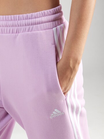 ADIDAS SPORTSWEAR Lużny krój Spodnie sportowe 'Essentials' w kolorze fioletowy