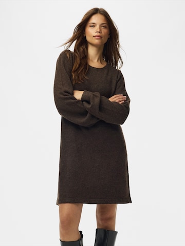 Robes en maille 'PCSALLY' PIECES en marron : devant