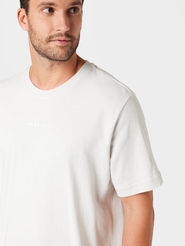 ADIDAS ORIGINALS T-shirt 'Reveal Essentials' i vit