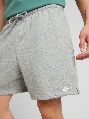 Nike Sportswear Normalny krój Spodnie 'CLUB' w kolorze szary