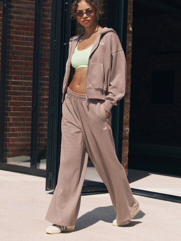 Wide leg Pantaloni de la self. pe maro