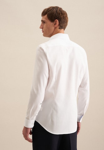 Coupe slim Chemise business 'Smart Essentials' SEIDENSTICKER en blanc