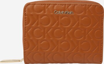 Calvin Klein حقائب نسائية بـ بني: الأمام
