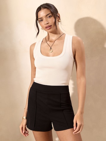 Regular Pantaloni de la Lipsy pe negru