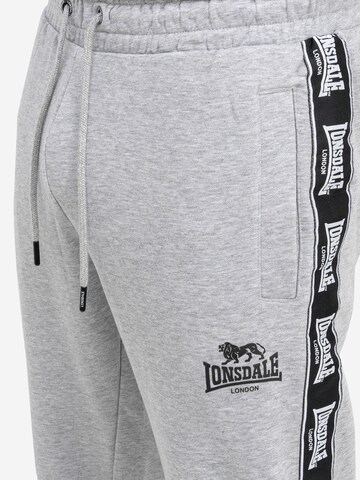 Effilé Pantalon de sport 'Grutness' LONSDALE en gris