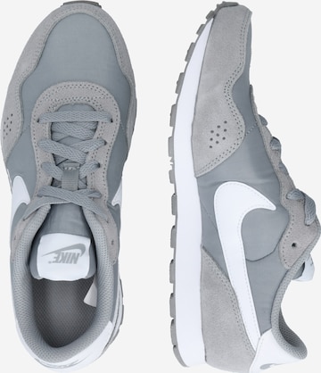 Nike Sportswear Sneaker in Grau