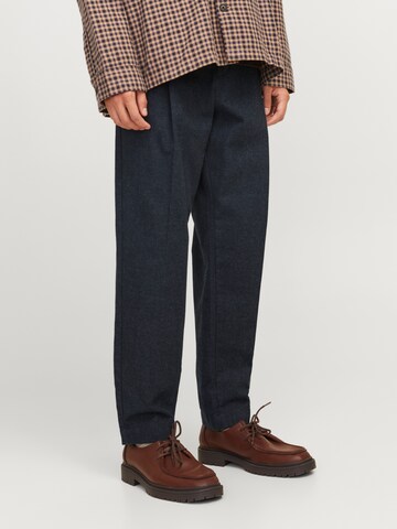 Tapered Pantaloni con pieghe di JACK & JONES in nero: frontale