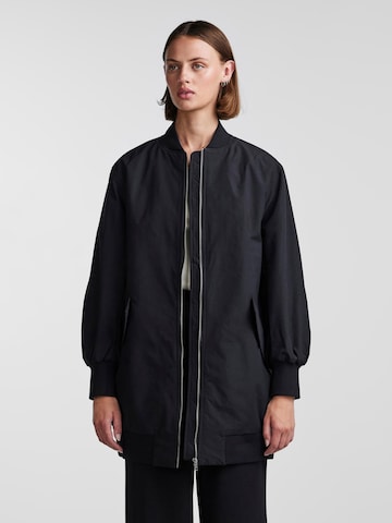 PIECES Between-Season Jacket 'SINA' in Black: front