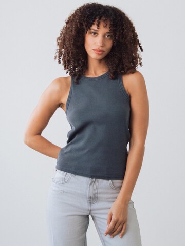 Top di Honest Basics in blu: frontale