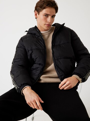 GUESS Funktionsjacke in Schwarz