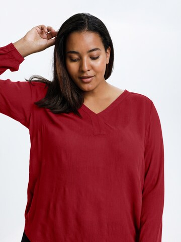 KAFFE CURVE - Blusa 'Ami' em vermelho