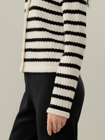 Giacchetta 'Gestricktes Cardigan mit Streifen aus Merinowolle' di Lilysilk in nero