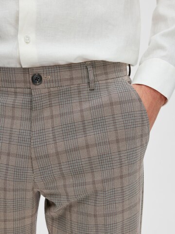 Coupe slim Pantalon à plis 'Liam Lucas' SELECTED HOMME en gris
