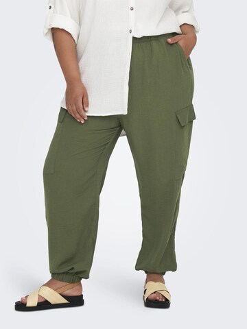 ONLY Carmakoma Loose fit Cargo Pants in Green: front