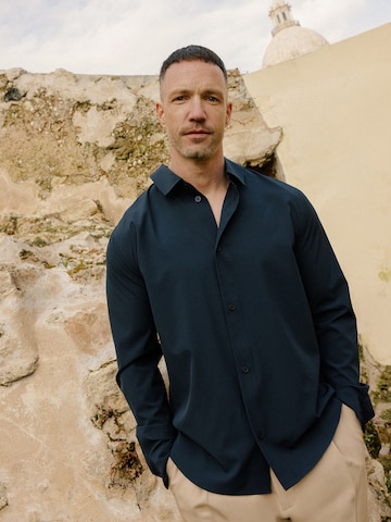 DAN FOX APPAREL Средняя посадка Рубашка 'Kian' в Синий