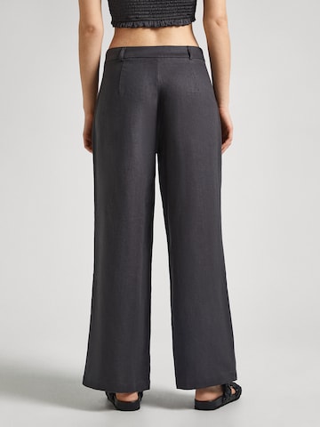 Pepe Jeans Loose fit Pleat-Front Pants 'Mae' in Grey