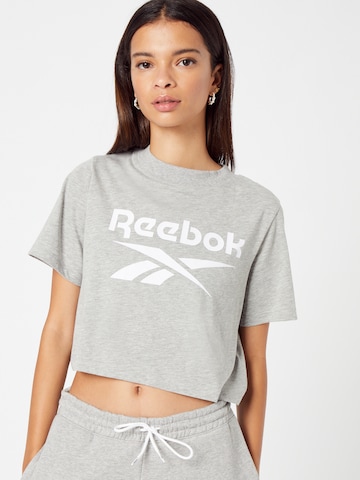 Reebok - Camiseta en gris: frente