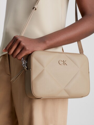 Calvin Klein - Mala de ombro 'Re-Lock' em bege: frente