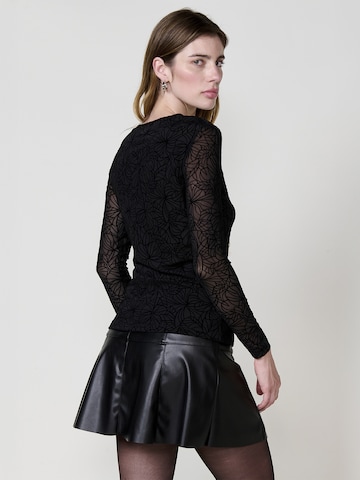 Tricou de la KOROSHI pe negru