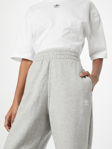 Effilé Pantalon 'Essentials Fleece' ADIDAS ORIGINALS en gris