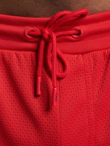 Tommy Jeans Loosefit Shorts in Rot