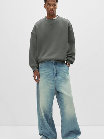 Bluză de molton de la Pull&Bear pe gri: față
