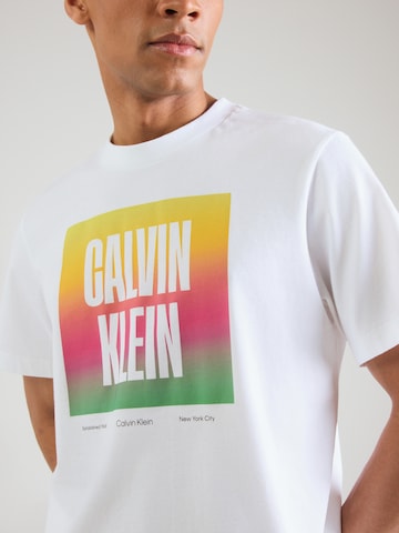 Calvin Klein Jeans Szabványos Póló 'PRIDE26' - fehér