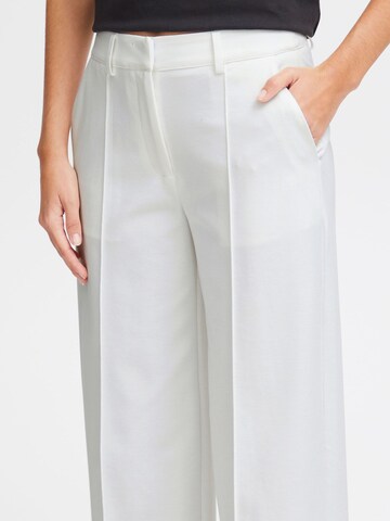 Wide leg Pantaloni con piega frontale 'KATE' di ICHI in bianco