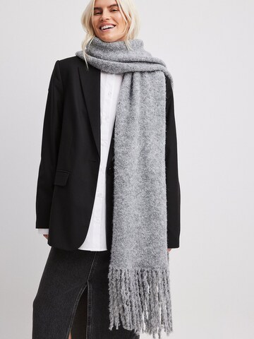 NA-KD Scarf in Grey: front